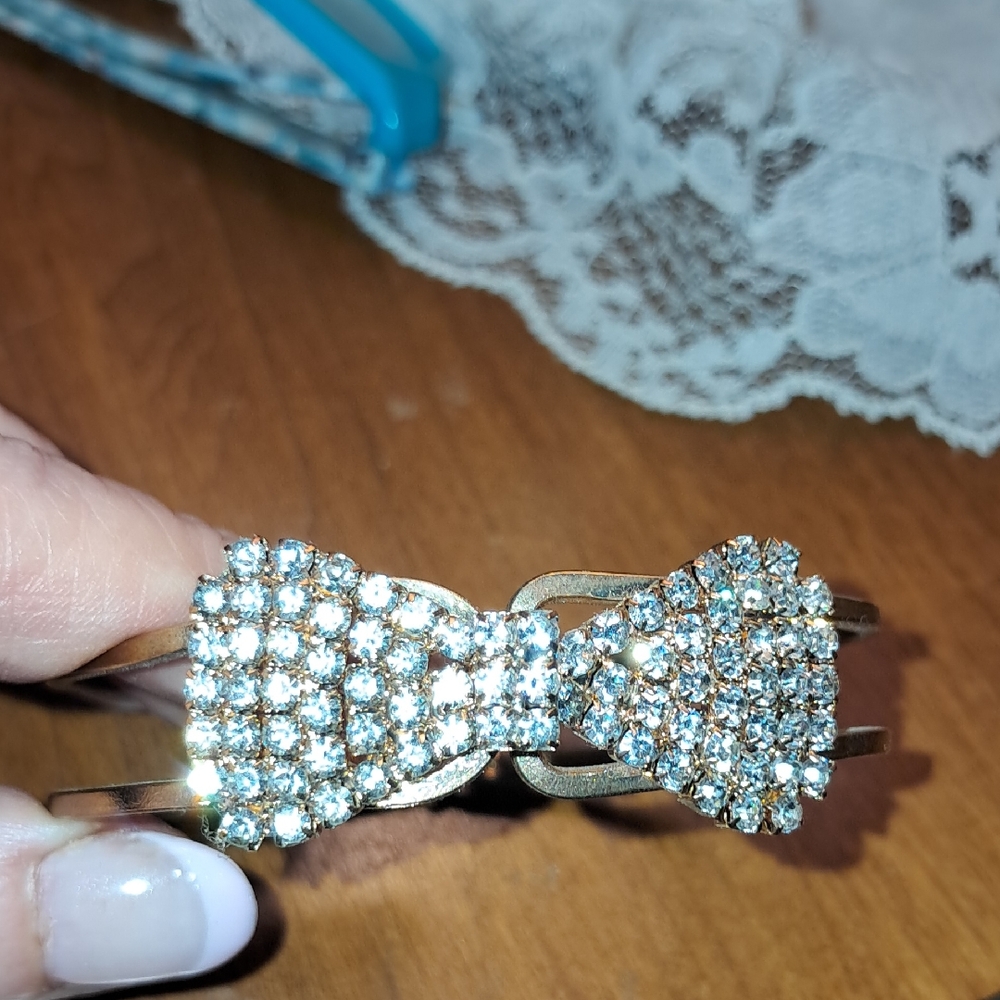 Elegant Gold Bow Bracelet